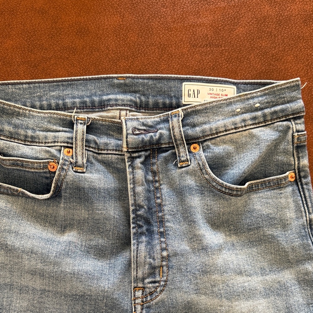 GAP Women’s Lighter Wash Slim Jeans